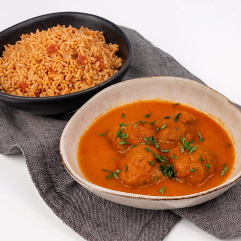 Albóndigas de res en caldillo con arroz rojo