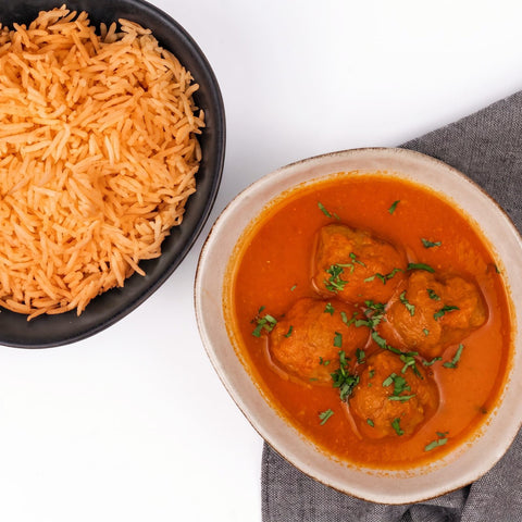 Albóndigas de res en caldillo con arroz rojo