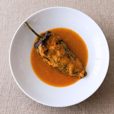 Chile ancho relleno de frijoles negros y quesillo