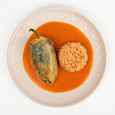 Vista cenital chile relleno de queso con arroz