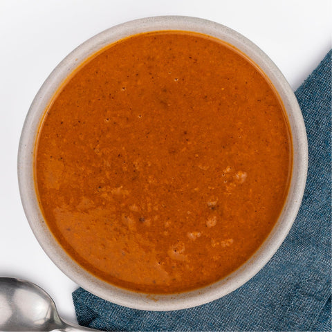 Vista cenital crema de tomate asado