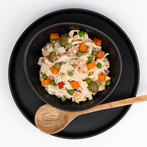 Vista cenital ensaladilla rusa con pollo