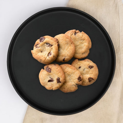 Vista cenital de galletas horneadas con chispas de chocolate