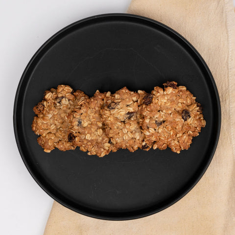 Vista cenital de galletas horneadas de avena con frutos secos