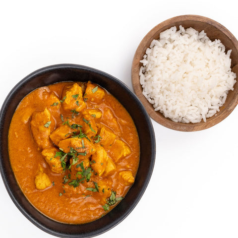 Vista cenital pollo tikka masala con arroz