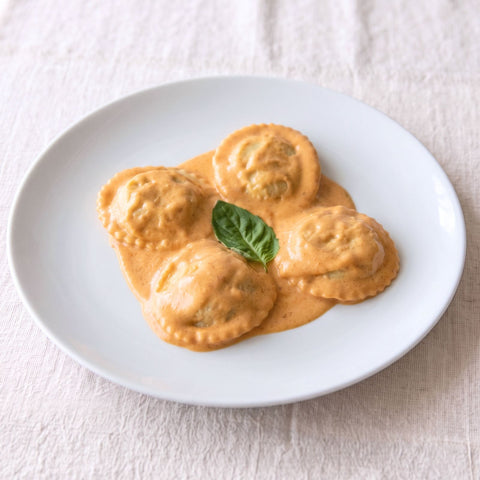 Ravioles rellenos de queso ricota con salsa rosa