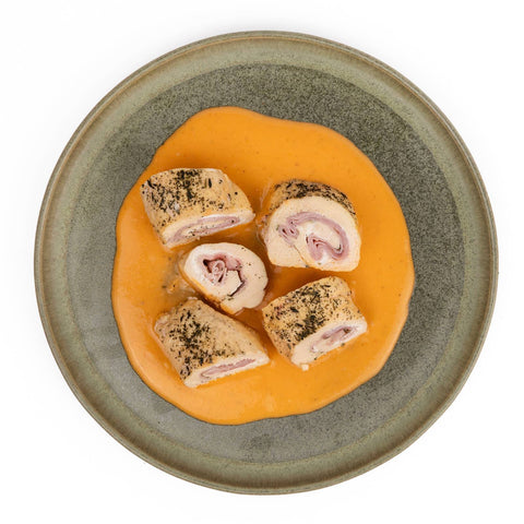 Vista cenital rollo de pechuga de jamón y queso