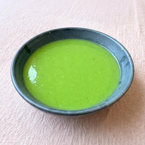 vista angular de sopa verde vegetal