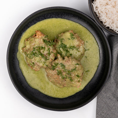 Vista cenital tortitas de carne en salsa verde
