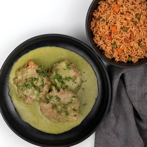 tortitas de carne en salsa verde con arroz rojo cenital