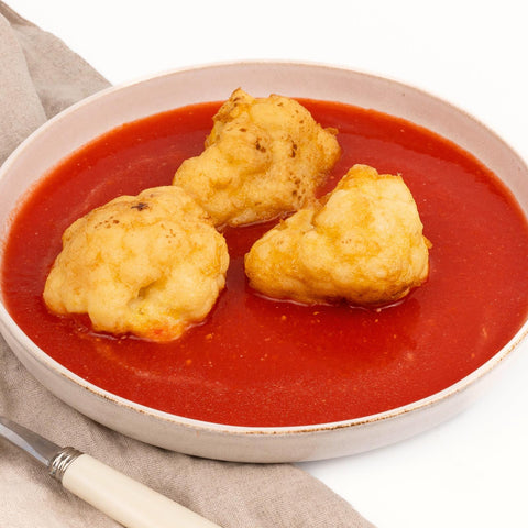 Tortitas de coliflor en salsa roja angular