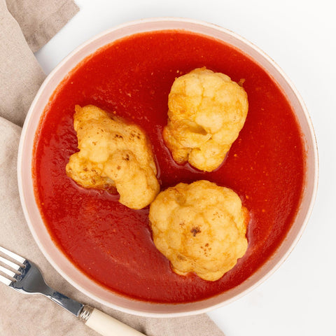 Tortitas de coliflor en salsa roja