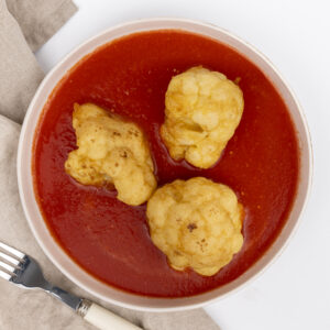 Tortitas de coliflor en salsa roja