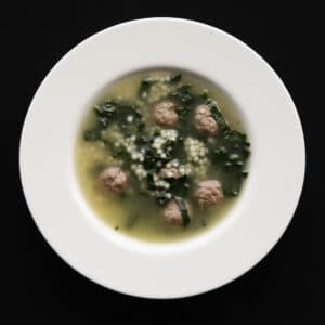 Sopa de albóndigas con espinaca y municiones