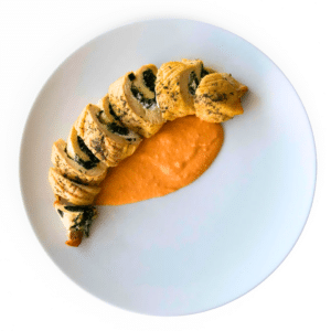 Rollo de pollo relleno de espinacas y  queso con salsa rosada 250g