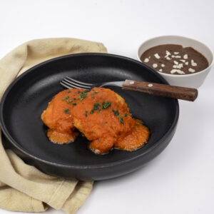 Tortitas de pollo con frijoles refritos en salsa roja 300g
