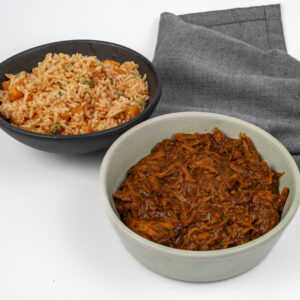 Pollo con mole y arroz rojo