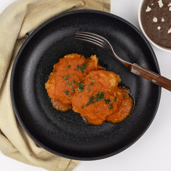 Tortitas de pollo en salsa roja